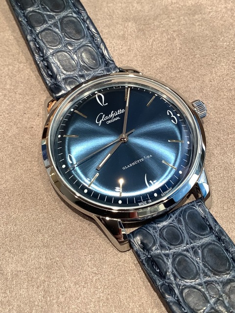 Glashütte Impression 日本語 グラスヒュッテ・オリジナル『セブンティーズ』。薄さよりも、独創的な